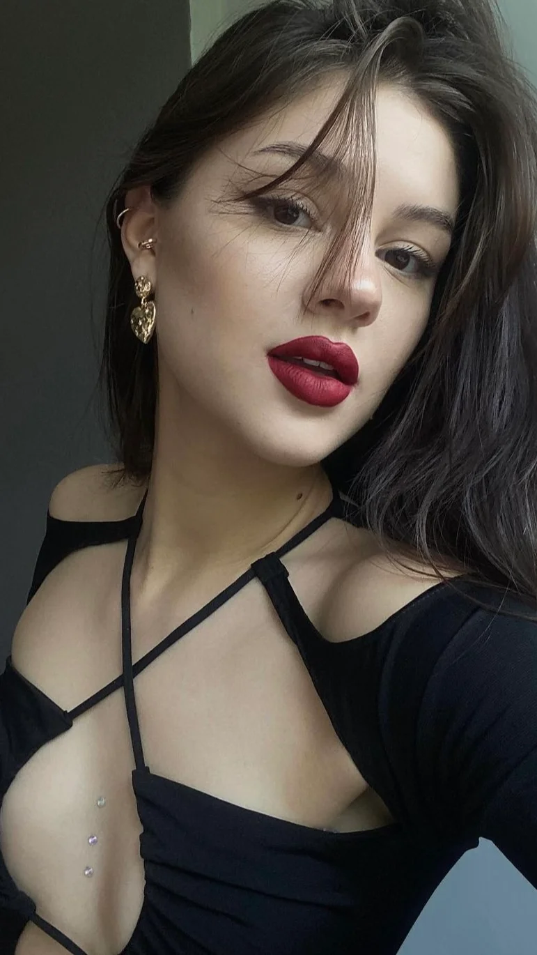 Curvy hot Dubai escort model