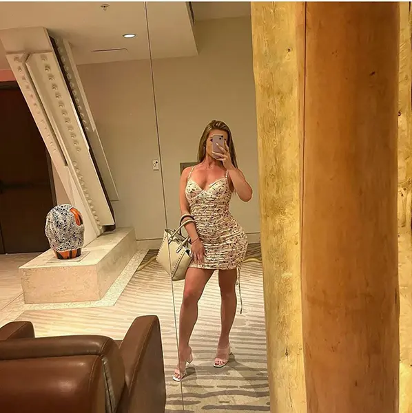 Sexy call girl in Dubai posing confidently